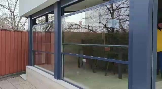 Sisteme de sticlă tip ghilotină: Inovație pentru terase și spații