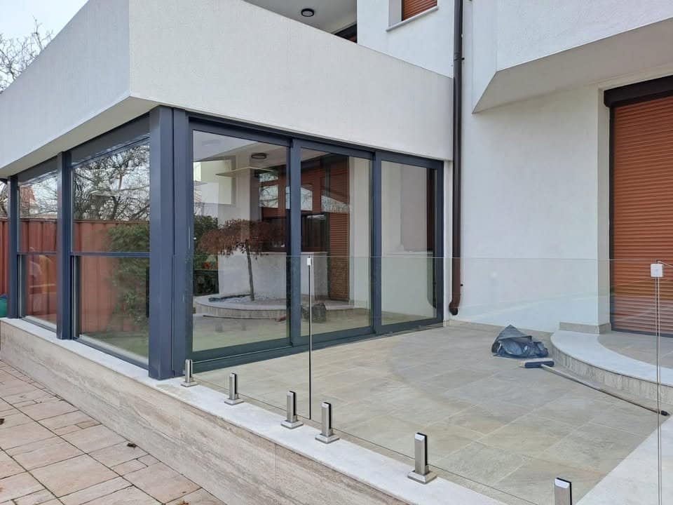 Închiderea terasei cu sisteme glisante: Soluții moderne și elegante