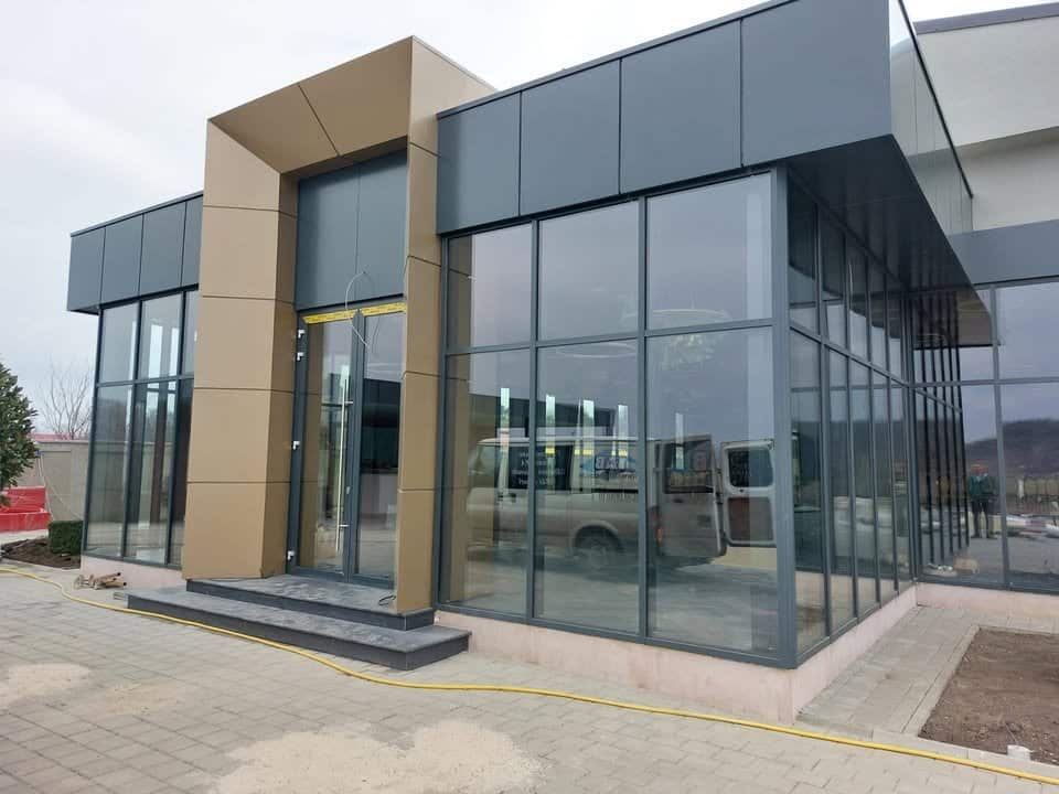 Soluții moderne de tâmplărie din aluminiu pentru fațade