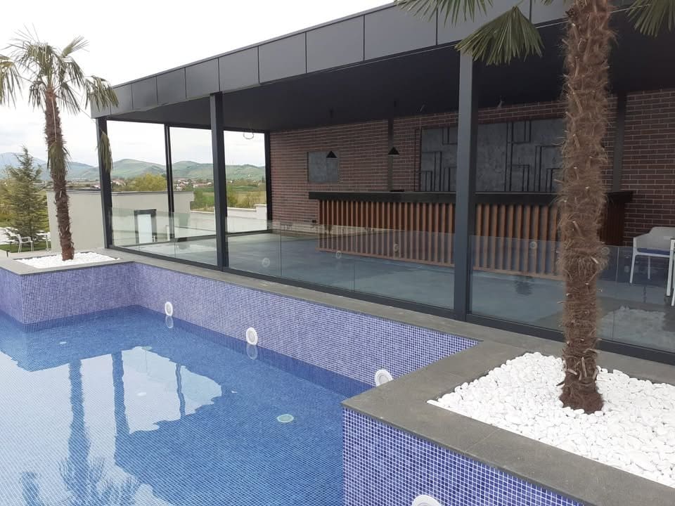 Proiect de amenajare cu balustrade din sticlă securizată