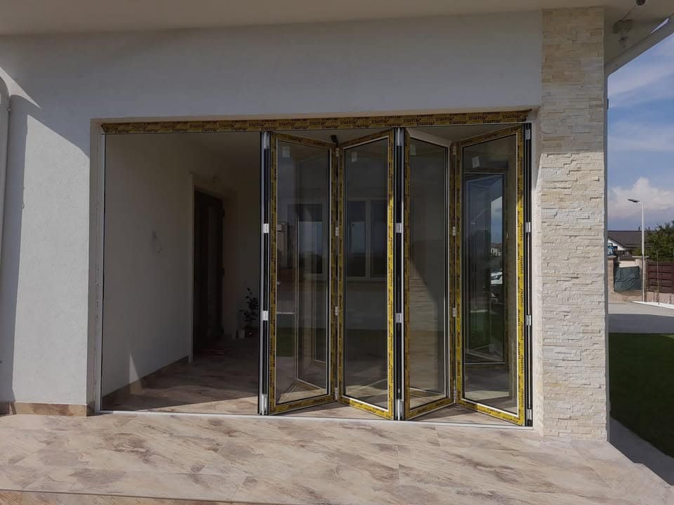 Închiderea terasei cu sisteme armonice: soluții moderne și flexibile