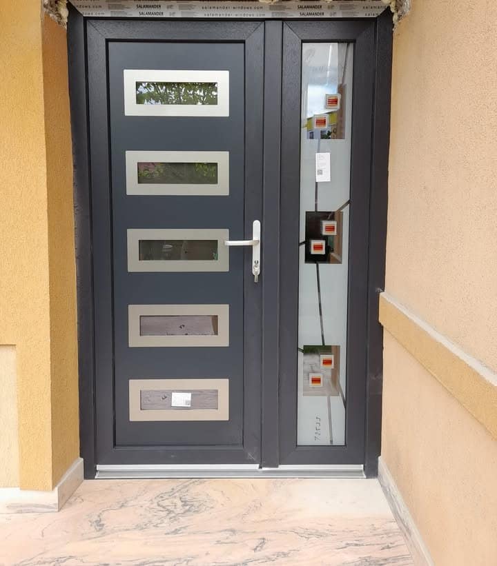 Uși de intrare moderne din PVC pentru locuința ta