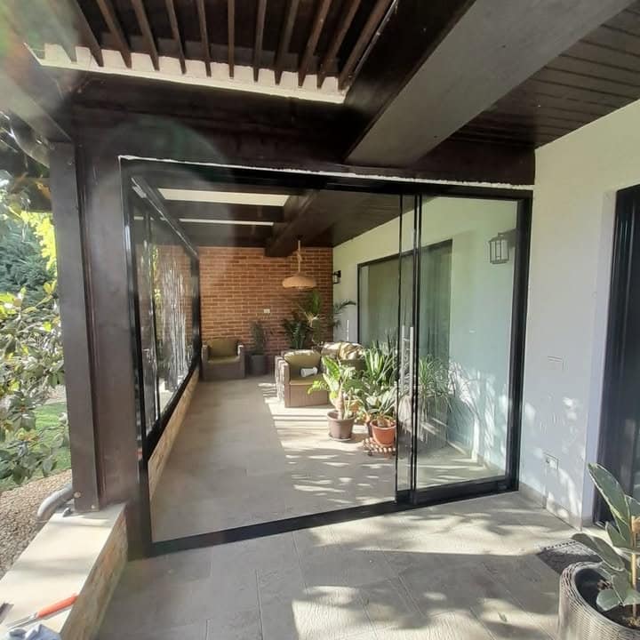 Închideri de terasă cu sticlă: Eleganță și confort pentru casa ta