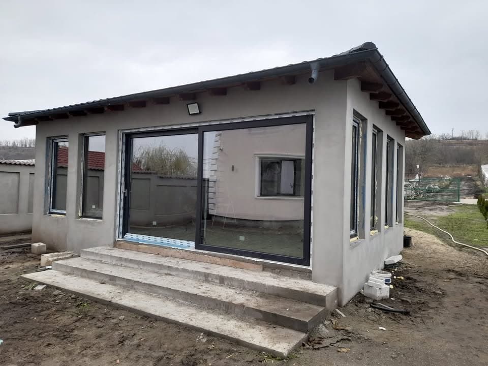 Închiderea teraselor cu tâmplărie din aluminiu: Soluții și beneficii