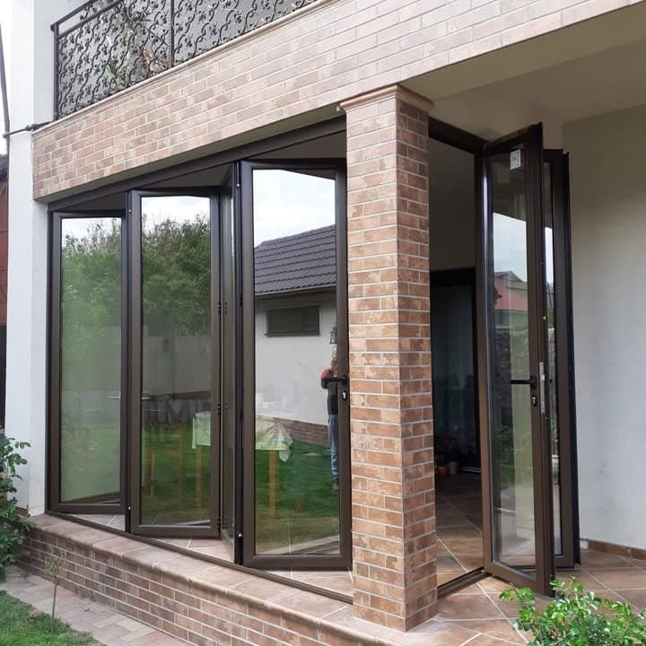 Uși din aluminiu: Eleganță și funcționalitate pentru locuința ta