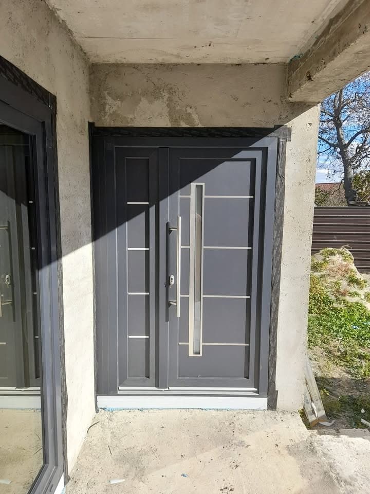 Uși rezidențiale moderne din aluminiu pentru casa ta